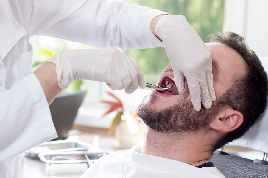 Dlaczego warto chodzić na częste wizyty do dentysty?