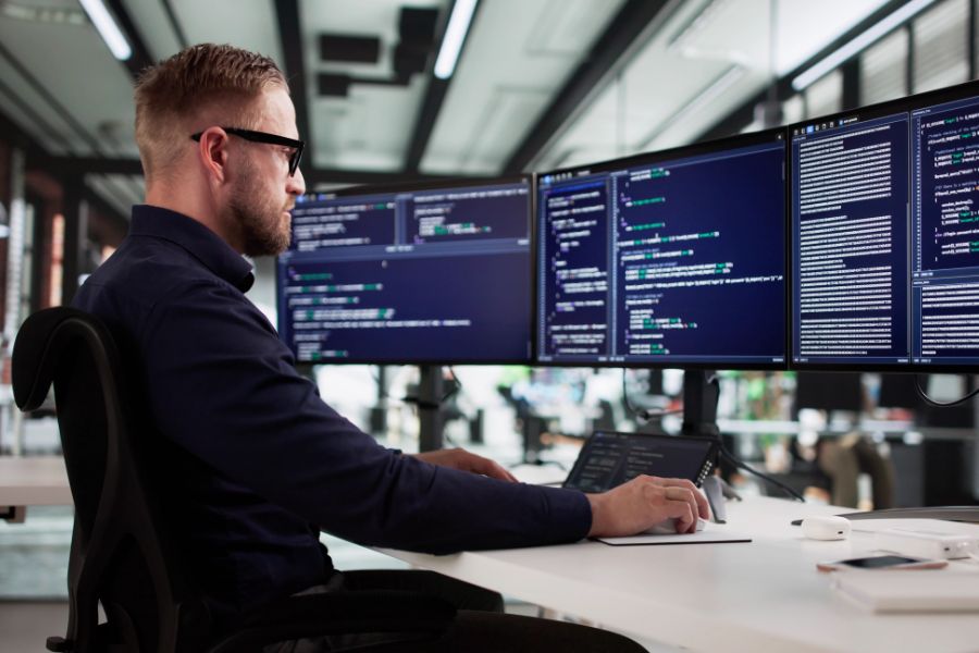 Body leasing w IT - programiści pracujący w zespole projektowym